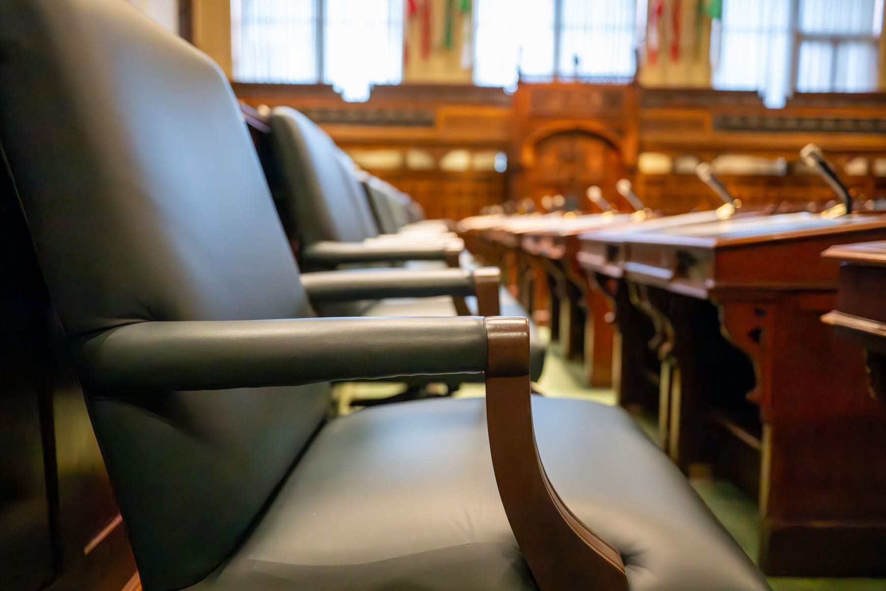 Fileira de poltronas de couro vazias em um plenário de tribunal